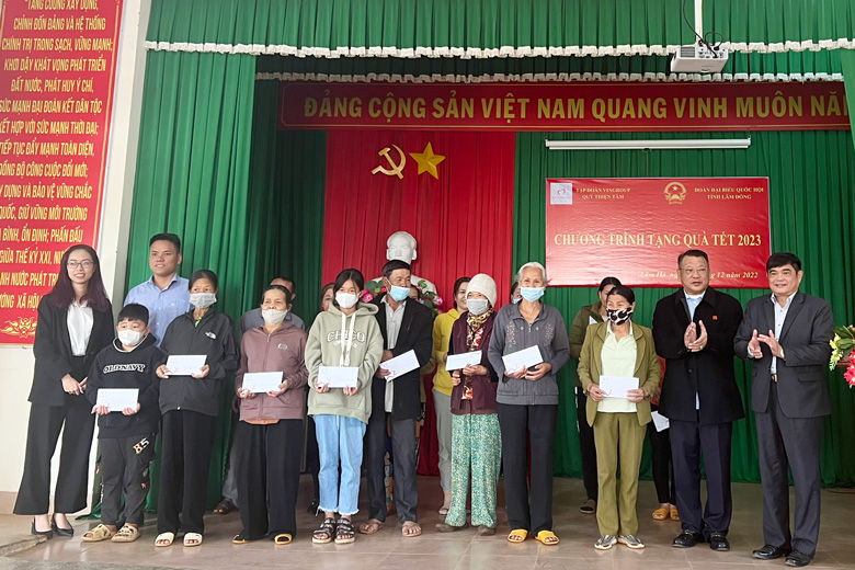 Đoàn ĐBQH và đại diện Quỹ Thiện Tâm – Tập đoàn Vingroup trao tặng quà tết cho bà con hộ nghèo, khó khăn