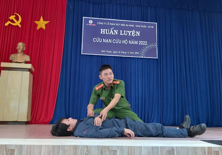 Cán bộ đến từ Phòng Cảnh sát PCCC-CNCH Công an Ninh Thuận hướng dẫn cứu hộ nạn nhân khi tham gia chữa cháy