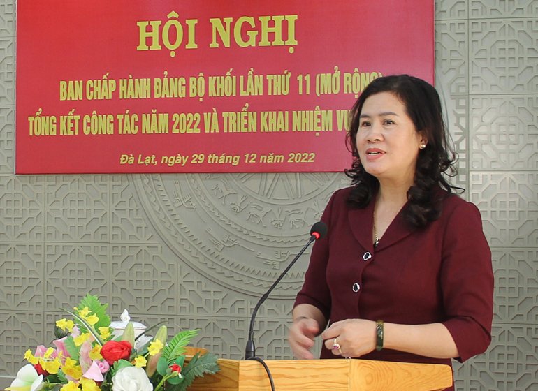 Đại biểu trình bày tham luận tại Hội nghị