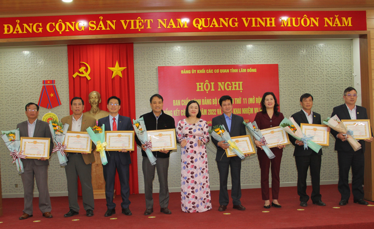 Trao tặng giấy khen cho các tập thể đạt tiêu chuẩn hoàn thành xuất nhiệm vụ tiêu biểu năm 2022