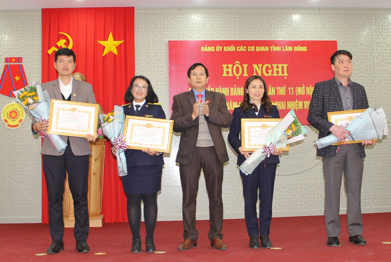 Tặng giấy khen cho tập thể và cá nhân đạt tiêu chuẩn hoàn thành xuất sắc nhiệm vụ 5 năm liền (2018 - 2022)