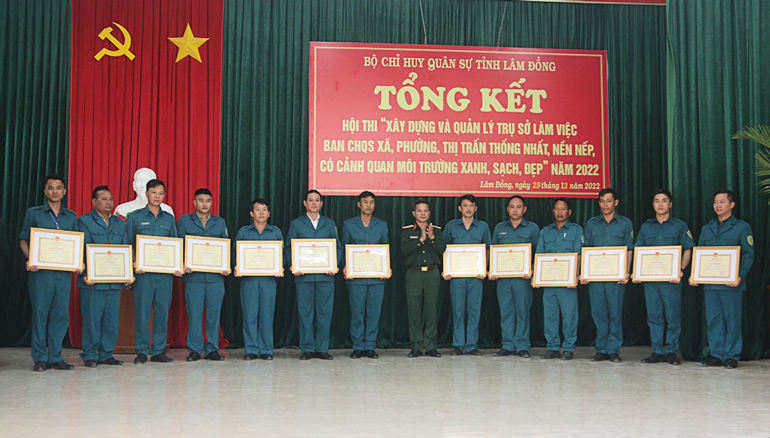 Trao giải Hội thi Xây dựng và quản lý trụ sở làm việc Ban CHQS cấp xã