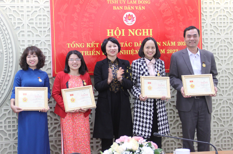 Trao Kỷ niệm chương Vì sự nghiệp Dân vận cho các cá nhân