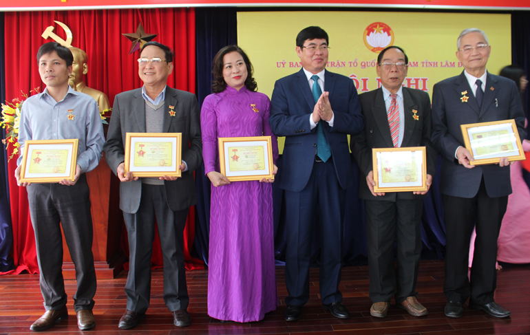 Đồng chí Trần Đình Văn trao kỷ niệm chương “Vì sự nghiệp Đại đoàn kết dân tộc” cho các cá nhân xuất sắc