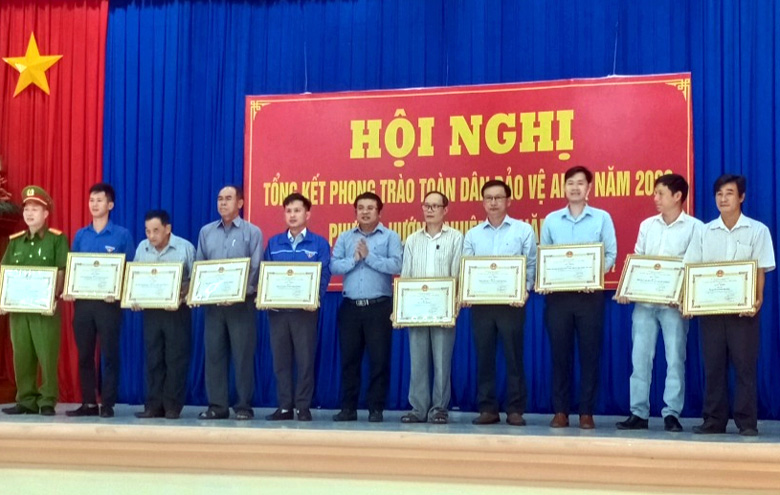 Đồng chí Hồ Ngọc Phong Hải – Phó Bí thư Thường trực Huyện ủy Đạ Huoai tặng giấy khen cho các cá nhân và tập thể.