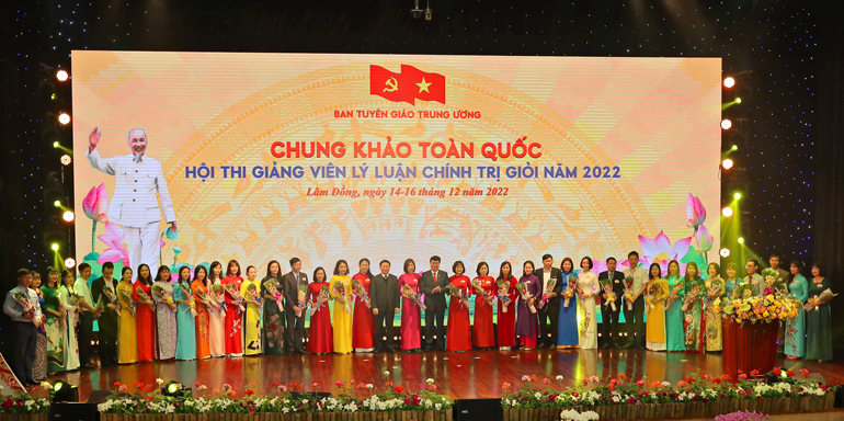Ban Tổ chức Hội thi tặng hoa cho các thí sinh tham dự Chung khảo toàn quốc