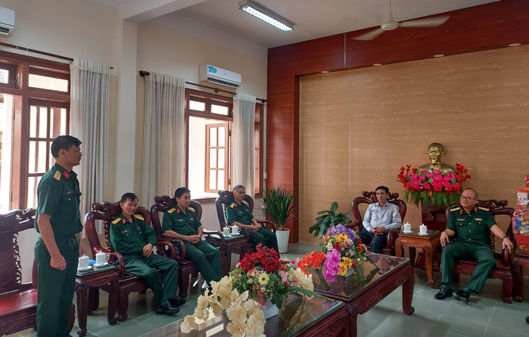 Đại diện Ban Chỉ huy Quân sự huyện Đạ Tẻh báo cáo sơ lược tình hình hoạt động của đơn vị trước Phó Tư lệnh Quân khu 7 và Bí thư Đảng uỷ Quân sự huyện