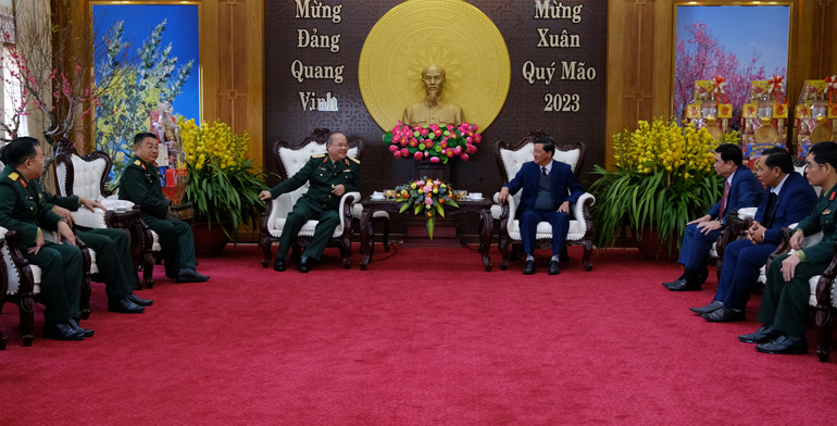 Thiếu tướng Du Trường Giang - Ủy viên Ban Thường vụ Đảng ủy, Phó Tư lệnh Quân khu 7 thông tin nhanh tới lãnh đạo tỉnh Lâm Đồng kết quả thực hiện nhiệm vụ trong năm 2022 và những chiến lược quân sự, quốc phòng trong năm 2023