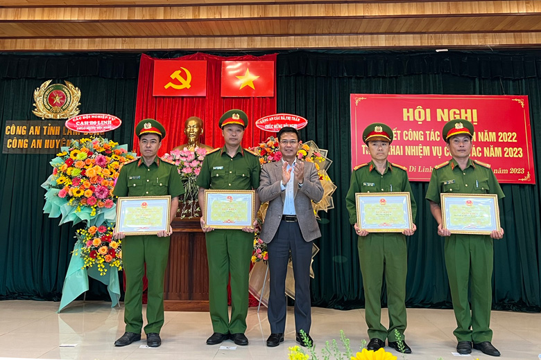 UBND huyện tặng giấy khen cho 4 tập thể, 8 cá nhân