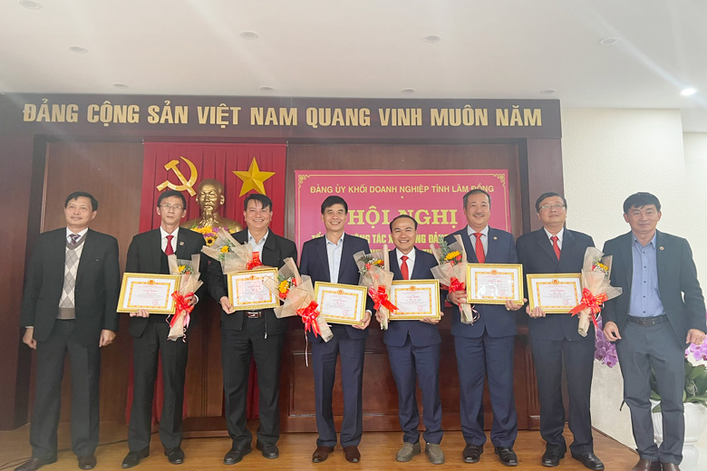 Ban Thường vụ Đảng ủy Khối khen thưởng cho các tổ chức cơ sở Đảng hoàn thành xuất sắc nhiệm vụ tiêu biểu năm 2022