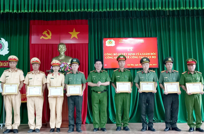 Thượng tá Trần Đức An – Trưởng Công an huyện Cát Tiên trao tặng khen thưởng cho các cá nhân có thành tích xuất sắc trong công tác.