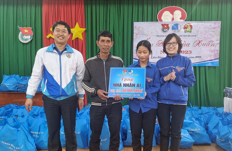 Tặng nhà nhân ái cho thanh niên