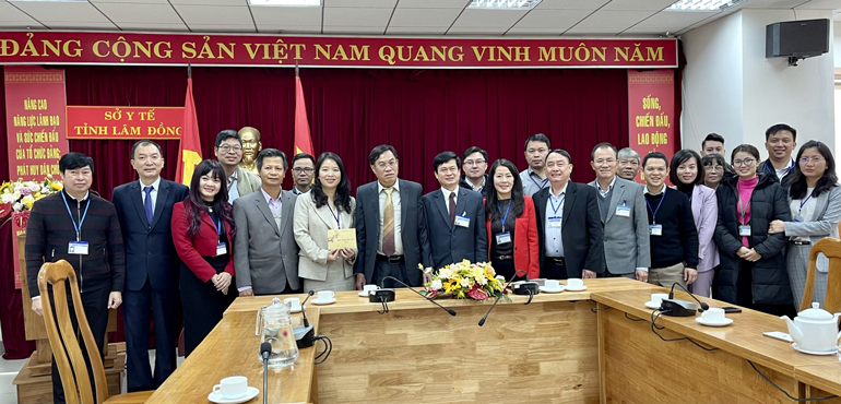 Lãnh đạo UBND tỉnh chụp hình lưu niệm với cán bộ, chuyên viên thuộc Sở Y tế tỉnh