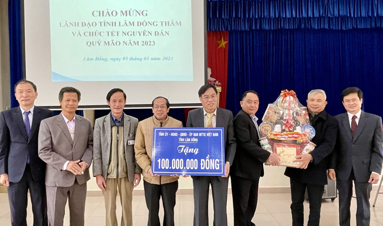 Phó Chủ tịch UBND tỉnh Lâm Đồng Võ Ngọc Hiệp trao quà tết cho tập thể cán bộ, nhân viên y tế Trung tâm Kiểm soát Bệnh tật tỉnh